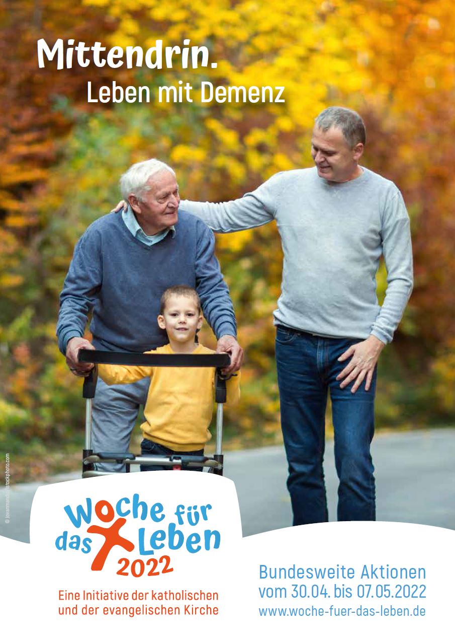 Plakat für "Woche für das Leben 2022". Das Plakat zeigt einen Jungen, einen Vater und einen Großvater bei einem Spaziergang. 