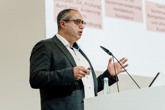 Dr. Antonius Helou hält seinen Vortrag "Struktur, Arbeitsweise und Umsetzung des Nationalen Krebsplans"