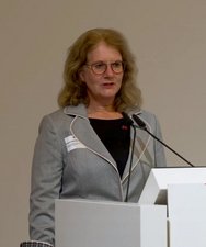 Die stellvertretende Geschäftsführerin der Deutschen Alzheimer Gesellschaft e.V. Susanna Saxl-Reisen hält ein Grußwort 