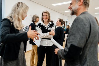 Drei Teilnehmer*innen, unter anderen Johanna te Kronnie (BAGSO) und Daniel Lichy (Landesfachstelle Demenz Mecklenburg-Vorpommern), im Gespräch.