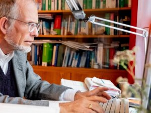 Ein älterer Herr arbeitet am Computer