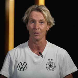 Vorschaubild einer Videonachricht der Bundestrainerin der deutschen Frauennationalmannschaft, Martina Voss-Tecklenburg.