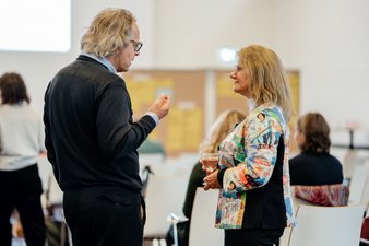Prof. Michael Rapp (DGGPP) und Susanna Saxl-Reisen (DAlzG) im Gespräch.