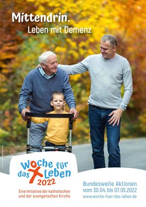 Plakat für "Woche für das Leben 2022". Das Plakat zeigt einen Jungen, einen Vater und einen Großvater bei einem Spaziergang. 