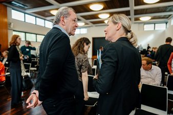 Referentin Dr. Schwendner im Gespräch mit Dr. Kern (BMG).