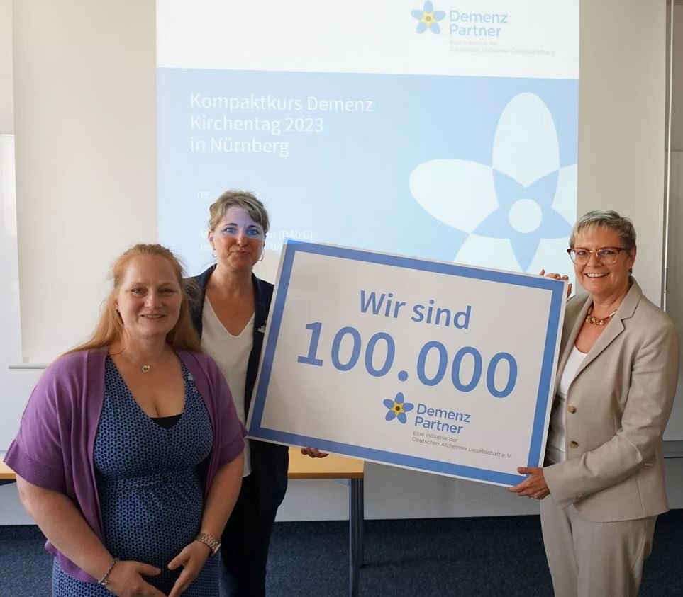 Jessica Dinter, Anna Gausmann und die Parlamentarische Staatssekretärin Sabine Dittmar (BMG) nach Abschluss des Demenz Partner-Kurses beim Kirchentag in Nürnberg ©DAlzG 