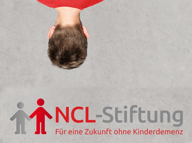 Logo der NCL-Stiftung, Kopf eines Kindes von hinten, das Bild steht auf dem Kopf