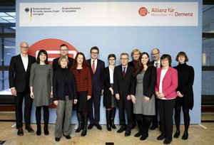 Gruppenfoto von Teilnehmenden der Auftaktveranstaltung zur Nationalen Demenzstrategie im Januar 2019