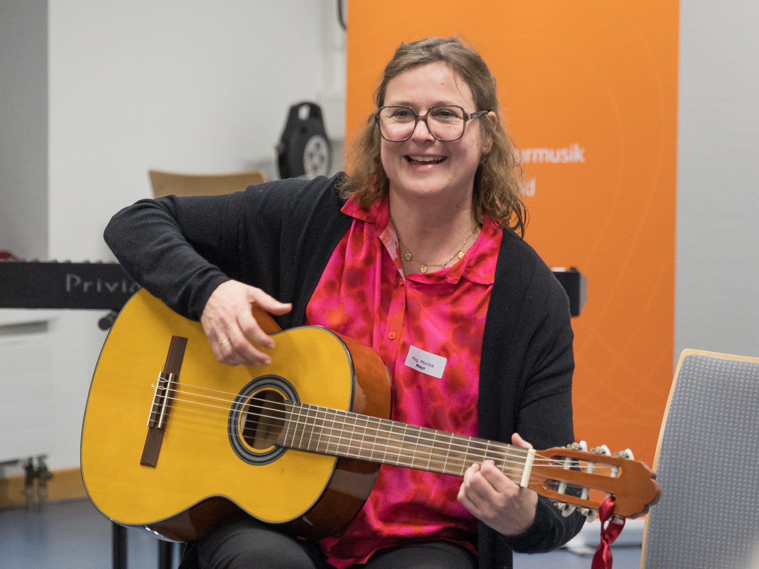 Weiterbildung "Demenzsensibles Musizieren" - Eine Frau spielt Gitarre. ©Andreas Klug