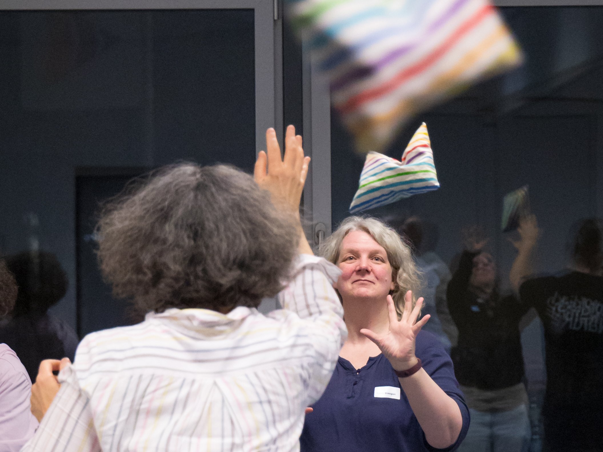 Übung mit Kissen bei der Weiterbildung "Demenzsensibles Musizieren". ©Andreas Klug