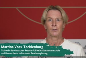 Bundestrainerin der deutschen Frauennationalmannschaft, Martina Voss-Tecklenburg, spricht in einem Video über die Wichtigkeit des Umgangs mit Demenz in der Öffentlichkeit. 