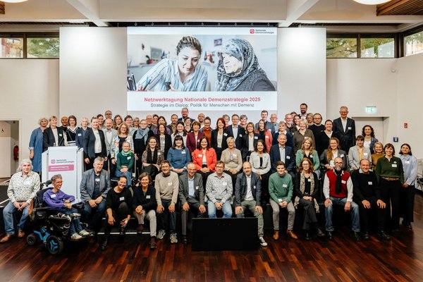 Gruppenfoto mit über 90 Teilnehmenden der Netzwerktagung Nationale Demenzstrategie.
