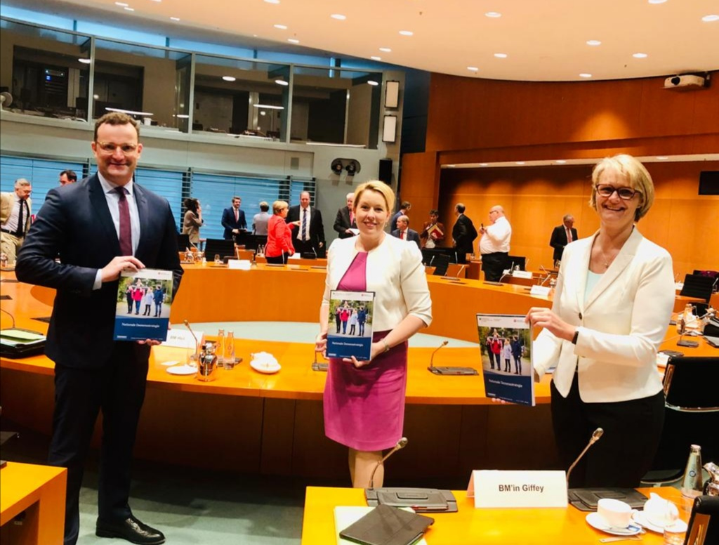 Foto vom Kabinettbeschluss der Nationalen Demenzsstrategie. Bundesgesundheitsminister Jens Spahn, Bundesfamilienministerin Dr. Franziska Giffey und Bundesministerin für Bildung und Forschung Anja Karliczek stehen nebeneinander. Sie halten die Broschüre der Nationalen Demenzstrategie in Händen. 