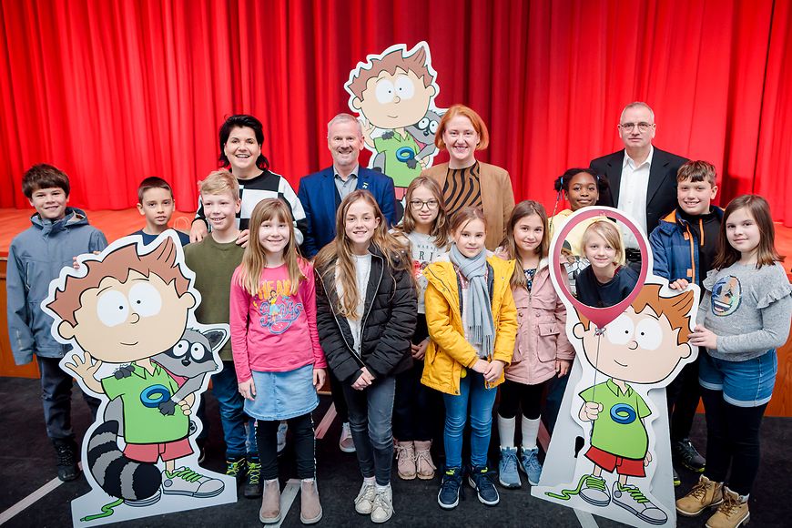 Lisa Paus tauscht sich mit Schülerinnen und Schülern sowie Lehrkräften der Fritz Karsen Schule zum Thema Demenz aus. Fotograf: Thomas Trutschel