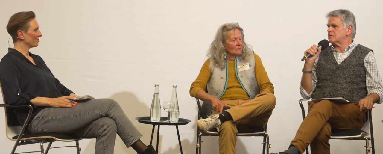 Okka Gundel ist auf der Bühne im Gespräch mit dem Demenz-Aktivisten-Paar Adelheid Sieglin und Christian Peters.
