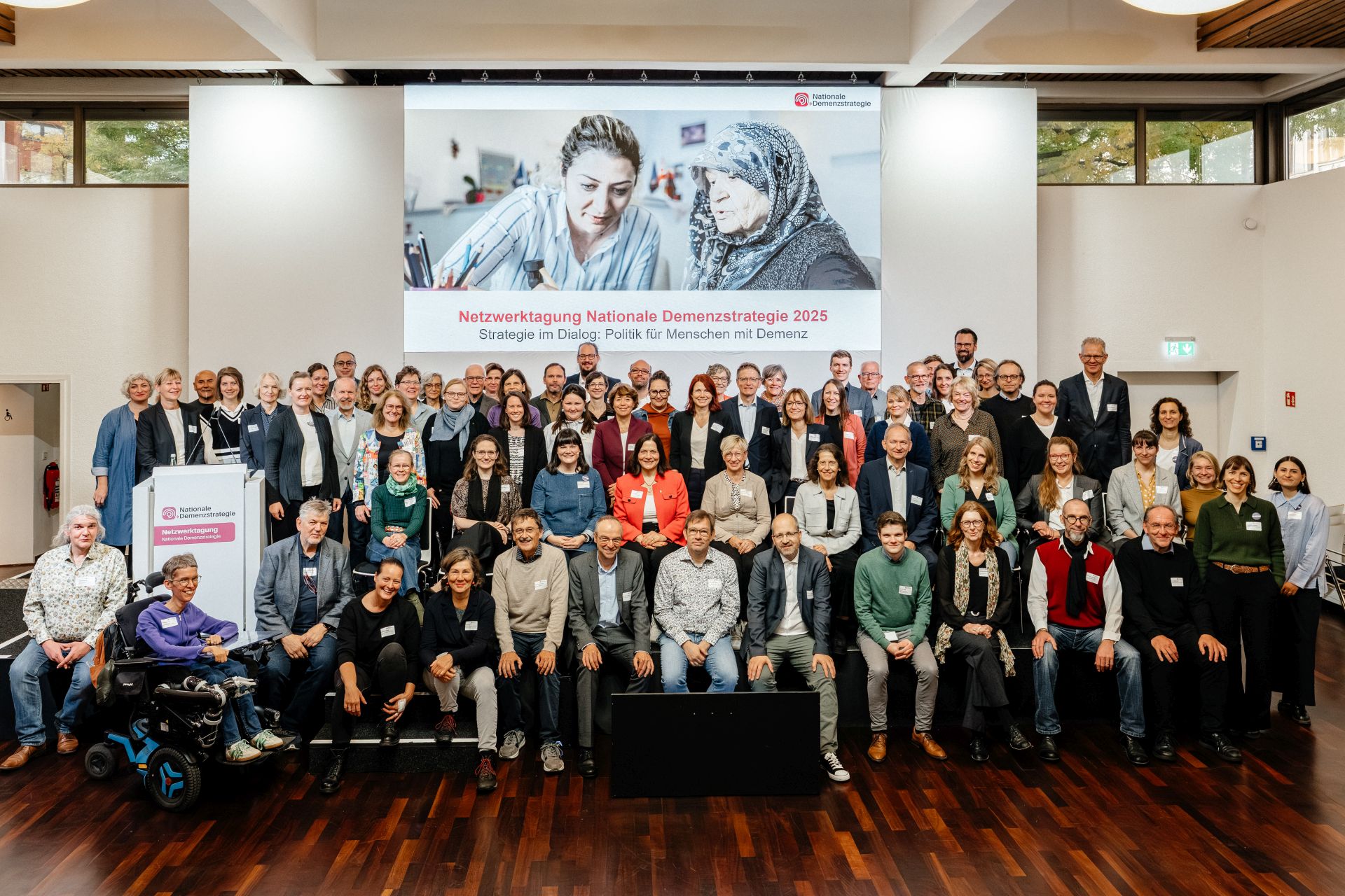 Gruppenfoto mit über 90 Teilnehmenden der Netzwerktagung Nationale Demenzstrategie.
